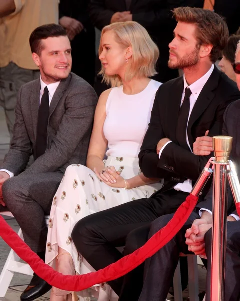 Josh Hutcherson, Jennifer Lawrence, Liam Hemsworth — Foto Stock
