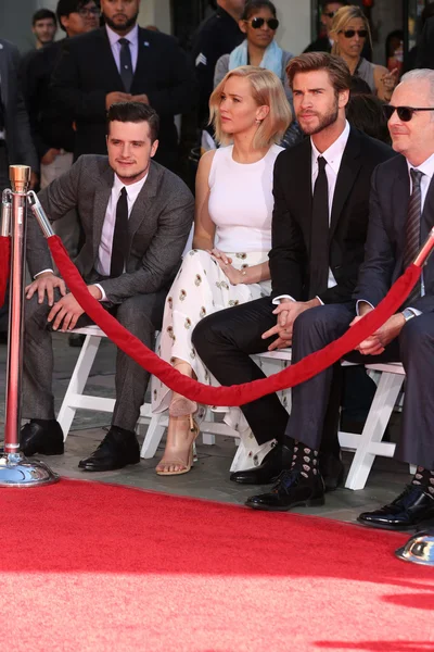 Josh Hutcherson, Jennifer Lawrence, Liam Hemsworth — kuvapankkivalokuva
