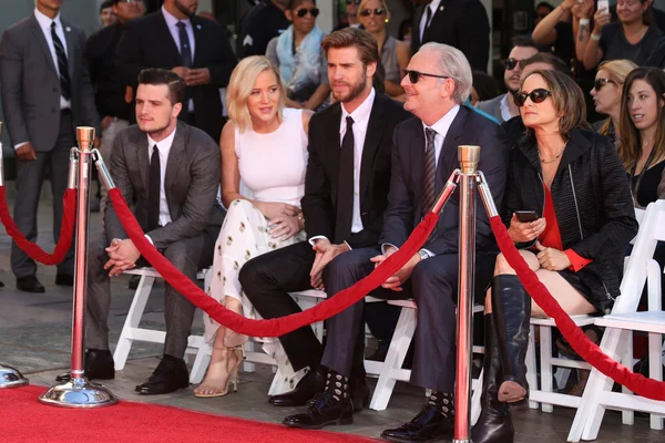 Josh hutcherson, jennifer lawrence, liam hemsworth, gäste — Stockfoto