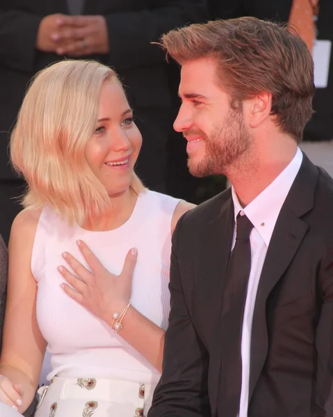 Jennifer Lawrence, Liam Hemsworth — Foto Stock