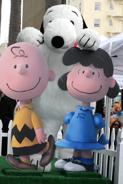 Charlie braun, snoopy, lucy — Stockfoto