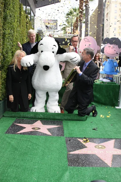 Snoopy, Chamber officials, Paul Feig, Craig Schultz — Stock Photo, Image