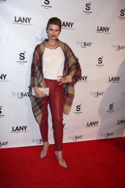 aktris Carrie Genzel