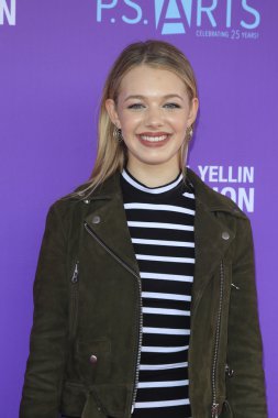 aktris Sadie Calvano