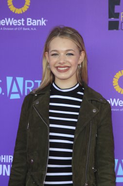 aktris Sadie Calvano