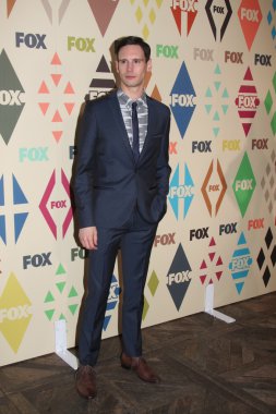 aktör Cory Michael Smith