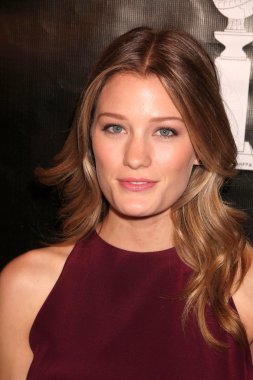 Oyuncu Ashley Hinshaw
