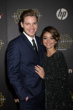 Dominic Sherwood, Sarah Hyland clipart