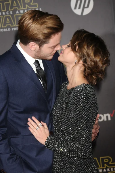 Dominic Sherwood, Sarah Hyland — Foto de Stock