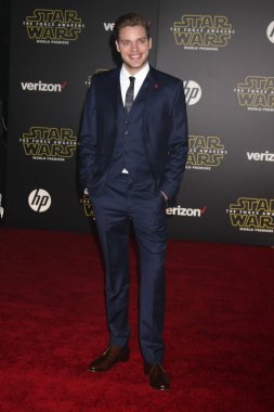 Aktör Dominic Sherwood