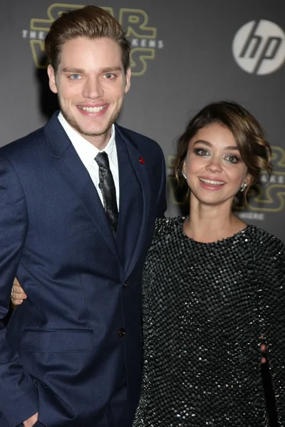 Dominic Sherwood, Sarah Hyland —  Fotos de Stock