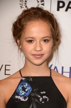 oyuncu Holly J. Barrett