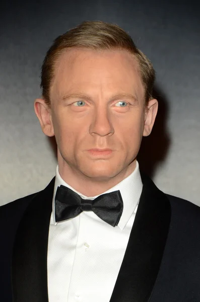 Madame Tussauds hollywood enthüllt alle sechs James Bond in Wachs — Stockfoto