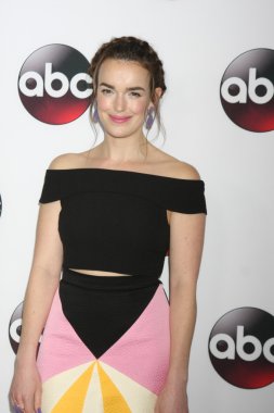 aktris Elizabeth Henstridge