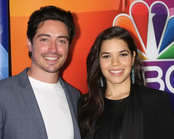 Ben Feldman, America Ferrera — Stock Photo, Image