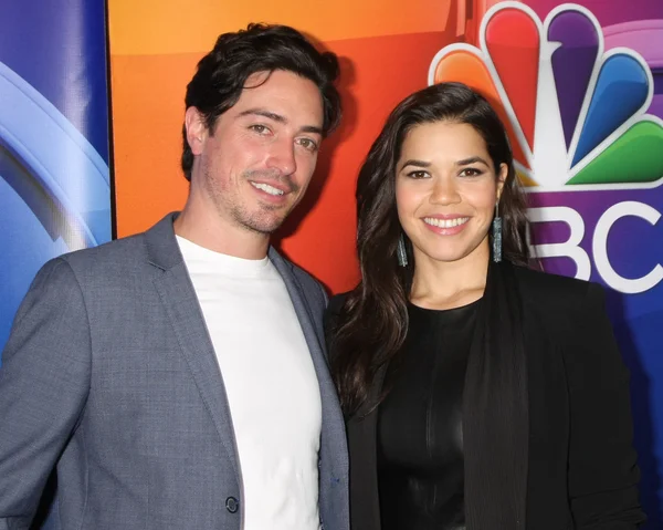 Ben Feldman, America Ferrera — Stockfoto