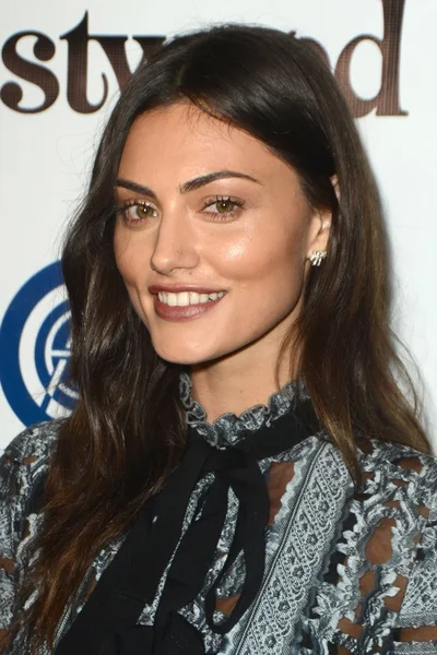 Actrice Phoebe Tonkin — Stockfoto