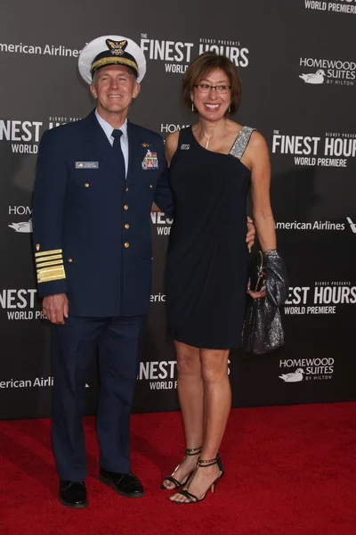 Commandant of the Coast Guard, Admiral Paul F. Zukunft and wife — Stock Photo, Image