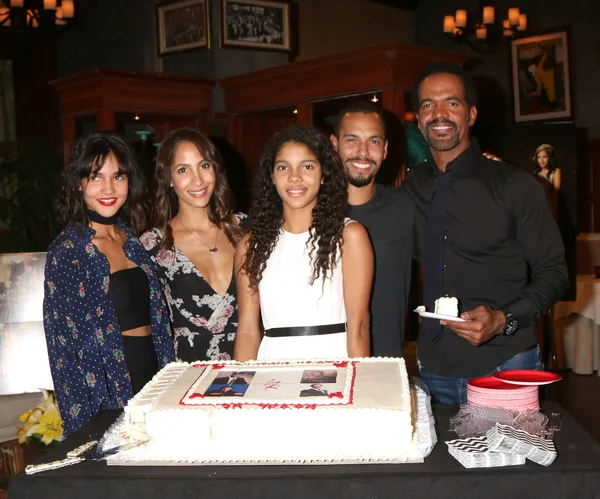 Paris St John, Christel Khalil, Lola St John, Bryton James, Kristoff St John — Zdjęcie stockowe