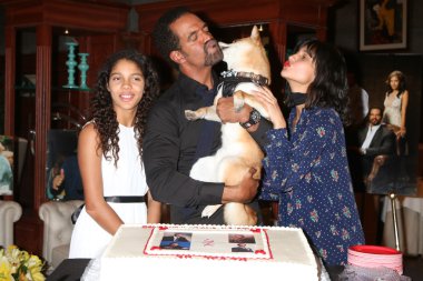 Kristoff St John Ynr, 25 yılını kutladı