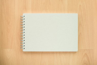 Boş beyaz defter ve kalem ahşap arka plan üzerine açık