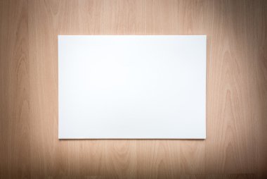 Boş beyaz defter ve kalem ahşap arka plan üzerine açık
