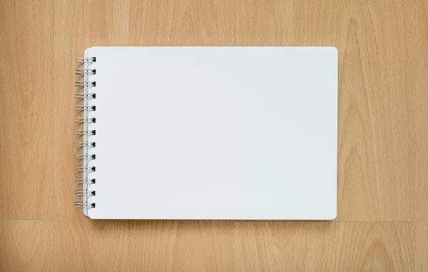 Abrir un cuaderno blanco en blanco y pluma sobre fondo de madera — Foto de Stock