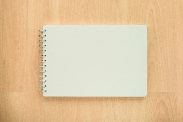 Abrir un cuaderno blanco en blanco y pluma sobre fondo de madera — Foto de Stock