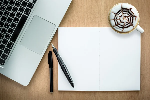 Digital tablet computer with notebook and cup of coffee — Stockfoto