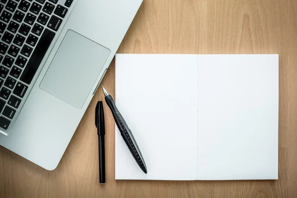 Computer di targa digitale Vista di angolo alta di una tavola di installazione di posto di lavoro d'affari, sparo in ufficio, spazio di lavoro familiare con notebook e tazza di caffè — Foto Stock