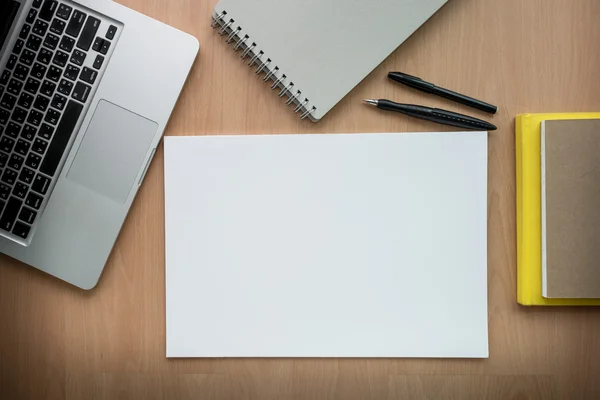 Computer di targa digitale Vista di angolo alta di una tavola di installazione di posto di lavoro d'affari, sparo in ufficio, spazio di lavoro familiare con notebook e tazza di caffè — Foto Stock