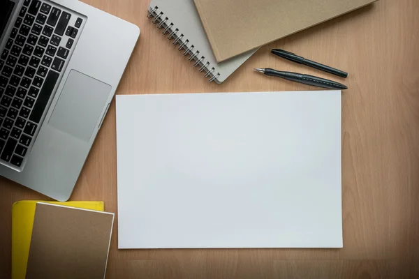 Computer di targa digitale Vista di angolo alta di una tavola di installazione di posto di lavoro d'affari, sparo in ufficio, spazio di lavoro familiare con notebook e tazza di caffè — Foto Stock