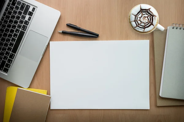 Computer di targa digitale Vista di angolo alta di una tavola di installazione di posto di lavoro d'affari, sparo in ufficio, spazio di lavoro familiare con notebook e tazza di caffè — Foto Stock