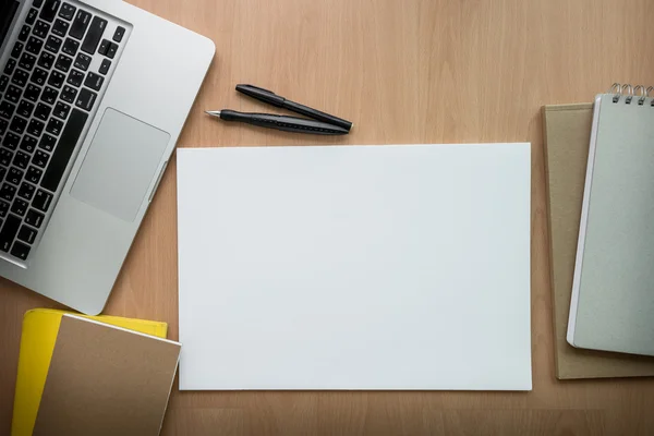 Computer di targa digitale Vista di angolo alta di una tavola di installazione di posto di lavoro d'affari, sparo in ufficio, spazio di lavoro familiare con notebook e tazza di caffè — Foto Stock