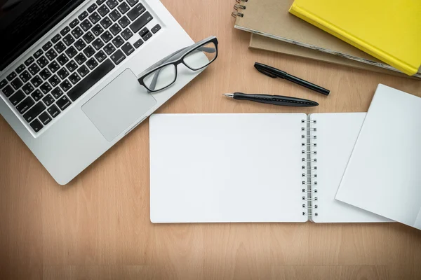 Computer di targa digitale Vista di angolo alta di una tavola di installazione di posto di lavoro d'affari, sparo in ufficio, spazio di lavoro familiare con notebook e tazza di caffè — Foto Stock