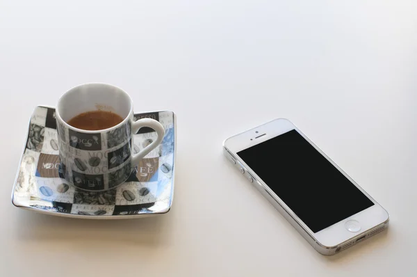 Coffee cup and a smartphone — Stock Photo, Image