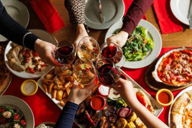 Lokantada insanlar kırmızı ve beyaz şarapla el sıkışırken servis edilir..