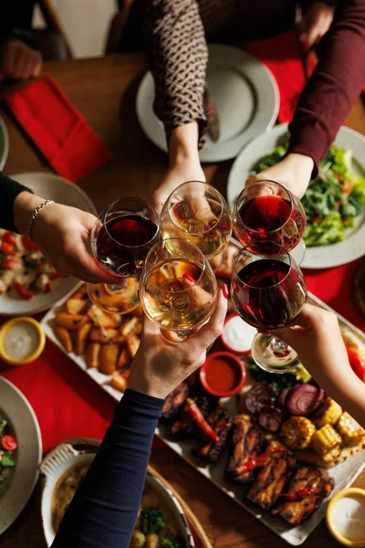 Lokantada insanlar kırmızı ve beyaz şarapla el sıkışırken servis edilir..