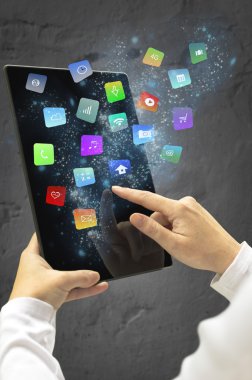 Modern renkli kayan apps ve simgeleri ile bir tablet tutan kadın.