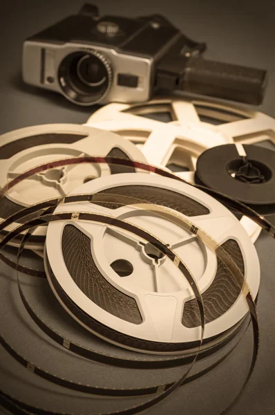 Natureza morta de bobinas de filme cine de 8mm e câmera de cinema de filme . — Fotografia de Stock