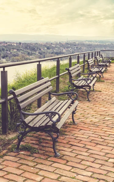 Prázdná dřevěná lavička — Stock fotografie