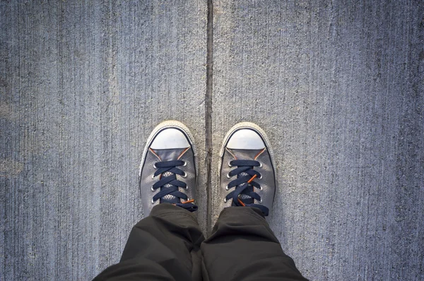 Turnschuhe auf einer Straße — Stockfoto