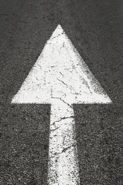 Beyaz ileriye doğru yol işareti