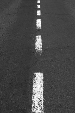 asfalt yol üzerinde beyaz çizgi.