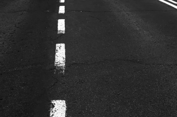Bílá čára na asfaltové silnici. — Stock fotografie