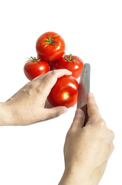 Manos femeninas con cuchillo, cortando tomates rojos frescos —  Fotos de Stock