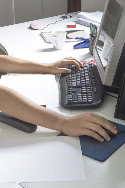 Mãos humanas trabalhando no computador no escritório — Fotografia de Stock