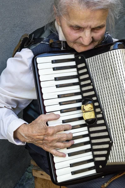 Yaşlı kadın oyun akordeon. — Stok fotoğraf