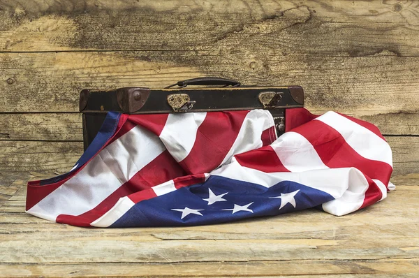 US-Flagge mit Reisekoffer im alten Stil. — Stockfoto