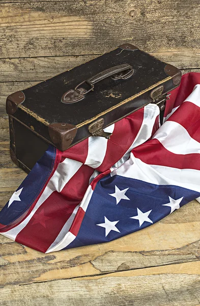 US-Flagge mit Reisekoffer im alten Stil. — Stockfoto